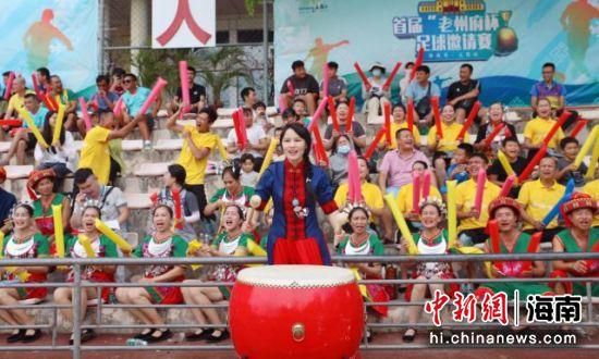 说着，苏知非想起什么，又道：对了知鱼，过两天我要去金陵一趟，你要不要一起？苏知鱼好奇的问：你去金陵做什么？苏知非有些不好意思的说：我这不是已经跟顾秋怡的演唱会谈好冠名合作了嘛，她农历二月二在金陵开今年的第一场演唱会，我之前不是答应她，要给金陵慈善机构捐一千万善款嘛，所以我也想提前亲自去一趟，不但把这一千万安排到位，再去考察一下金陵市的各大福利院、孤儿院以及其他慈善机构，到时候根据这些机构的实际需求，再给他们落实两千万的捐赠。